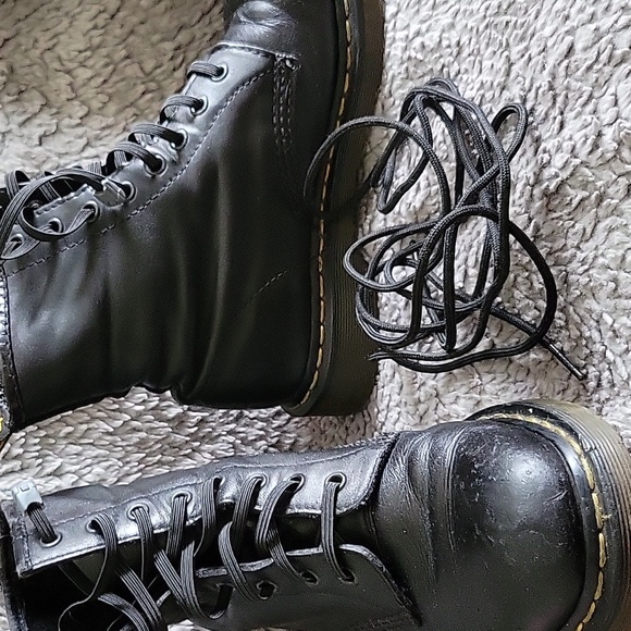 Dr Martens Boots - black leather with elastic laces - Picture 8 of 9